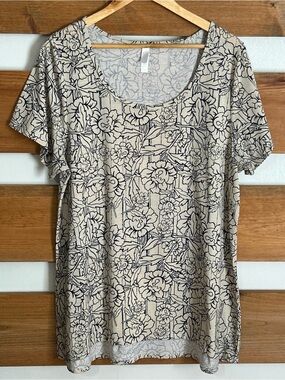 LuLaRoe Creamy Beige w/Navy Floral Design Short Sleeve Flowy Top Plus Size 2X